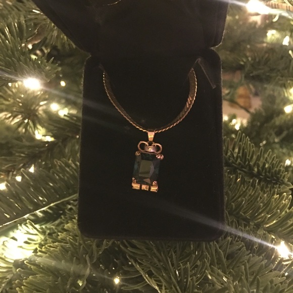 Elegant 18k Gold and Green Stone Pendant Necklace - Picture 1 of 5